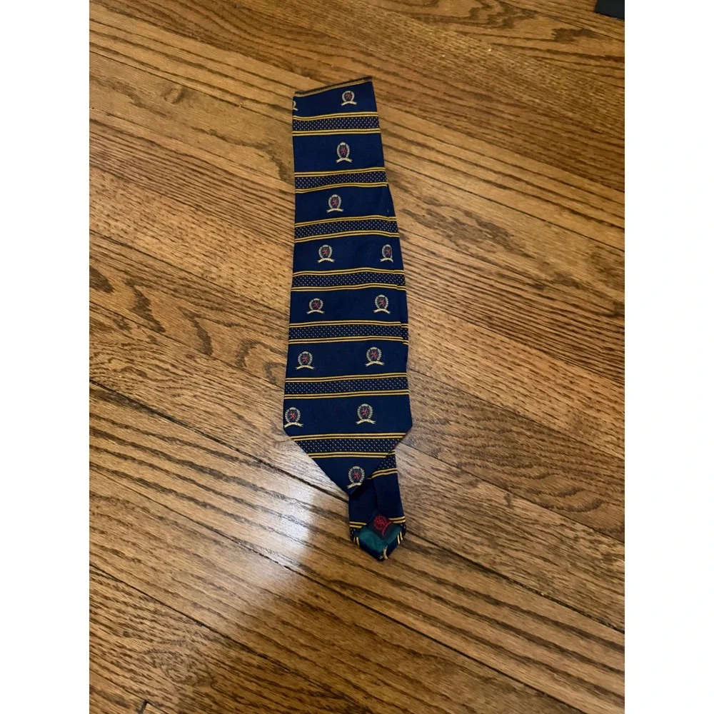 Tommy Hilfiger Mens Silk Necktie Navy Blue Gold Striped Crest Logo Repp